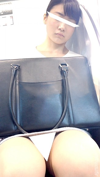 (電車対面）(顔出し）可愛いお顔を無防備にして…うとうと…うとうと…むき出しパンストあんよが無防備に緩んじゃうOLお姉さんを観察