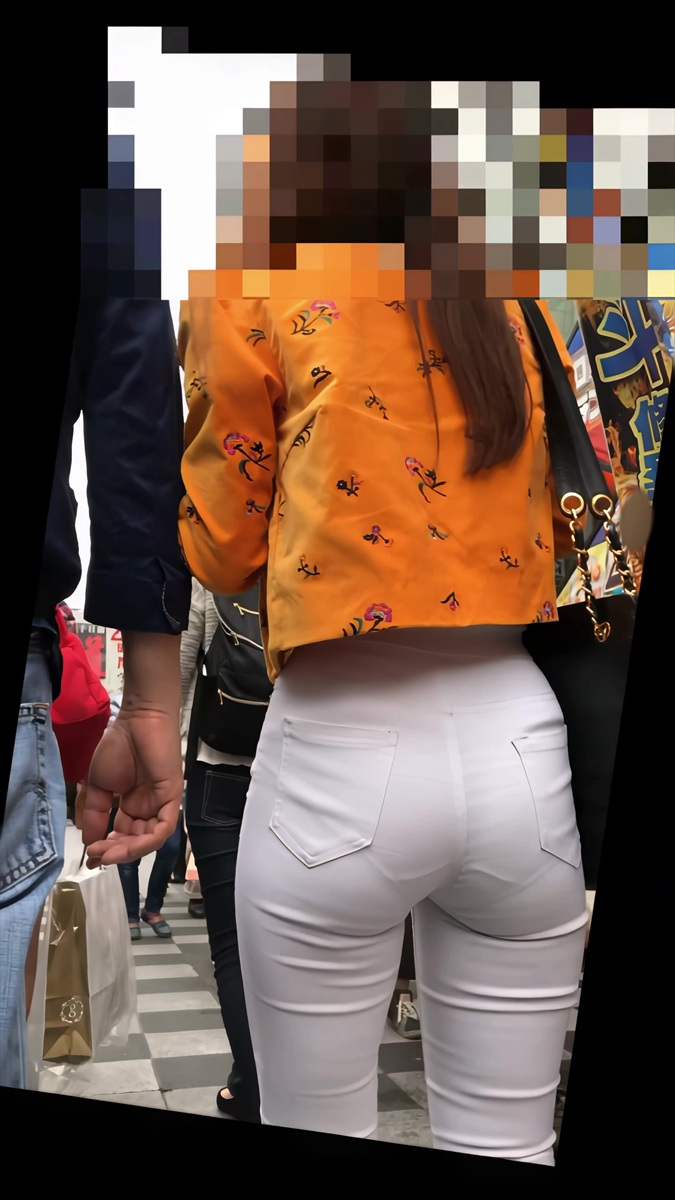 【再販】111白ピタパンにパンティラインバキバキのお姉さんとエキセントリックにパンティを透かせるお姉さん