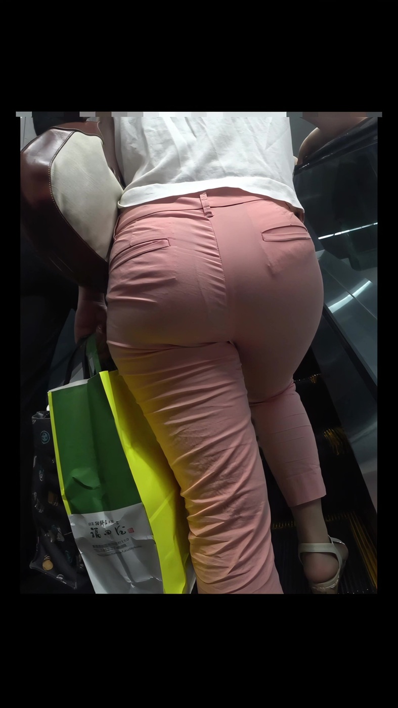 【再販】127童顔なのに爆尻なお姉さん