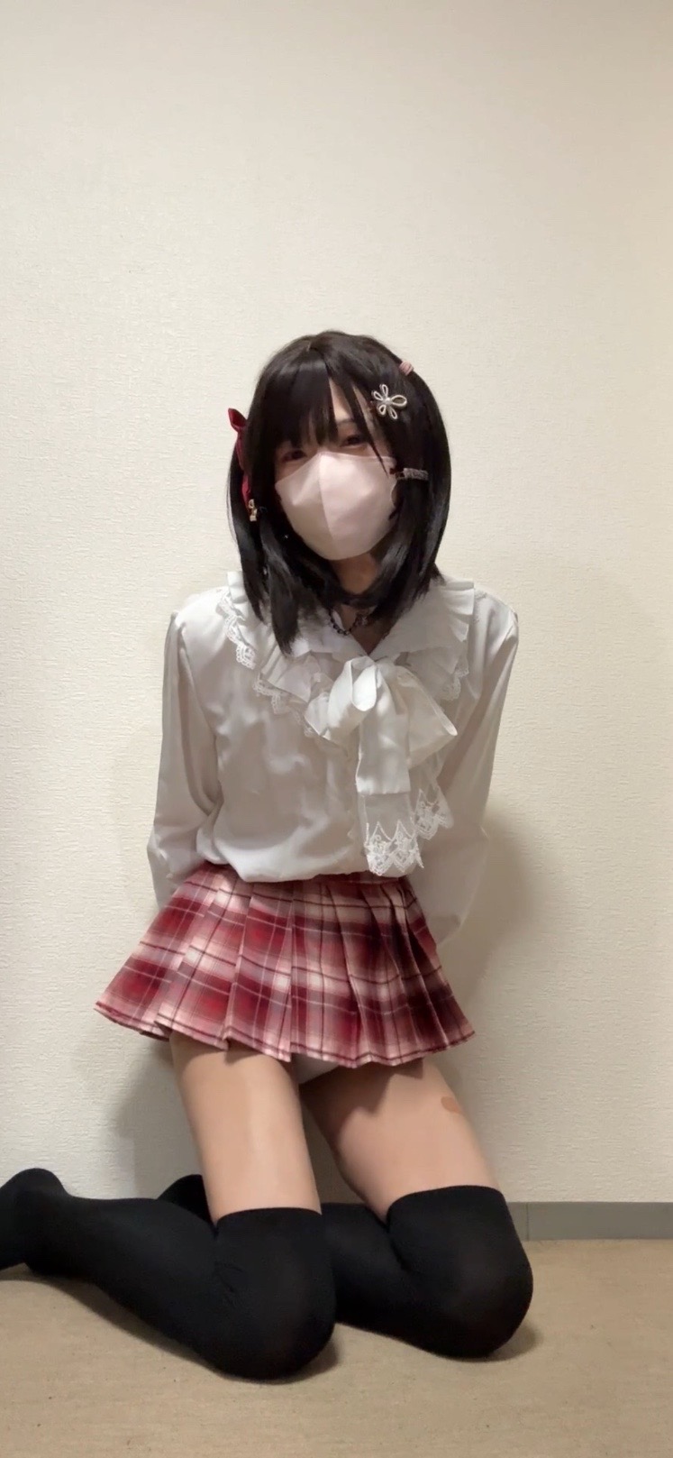 自室でミニスカスタイルでチラリズムする女装こ