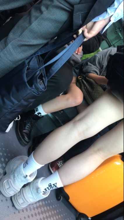 ショートパンツ生足ギャルJD至近距離ロックオン!