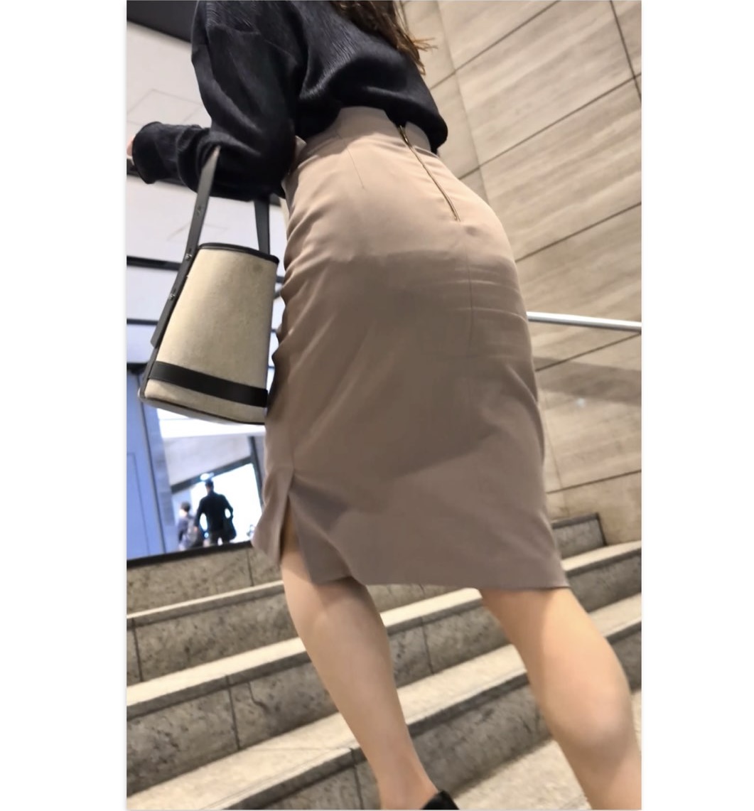 【552】エレガントな色気を振り撒くお姉様OLのスカートを追う動画2編！