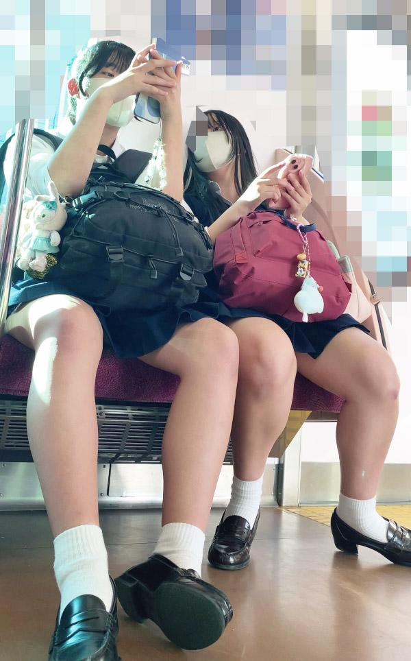 卑猥なテカテカ生脚で行儀悪すぎる超絶可愛いミニスカさん