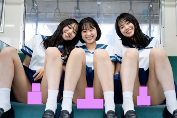 制服姿の女の子達が電車の中で自分でめくってパンチラ♡ほぼ全編見えっぱなし！