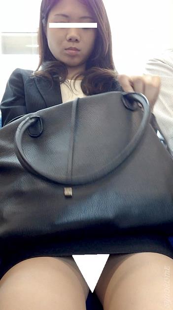 (電車対面）（顔出し）お仕事なのに…タイトミニをお召しになって…むき出しのキレイなパンストあんよを緩めちゃう…美人OLお姉さん