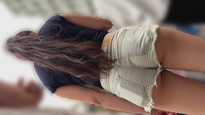 【再販】必見！カットオフパンツからはみ出るお尻とTシャツからはみ出る巨乳(/ω＼)