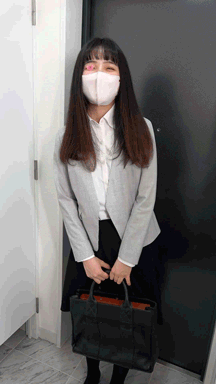 スレンダー生保レディの訪問営業中に玄関で手コキしてもらっちゃいました〜