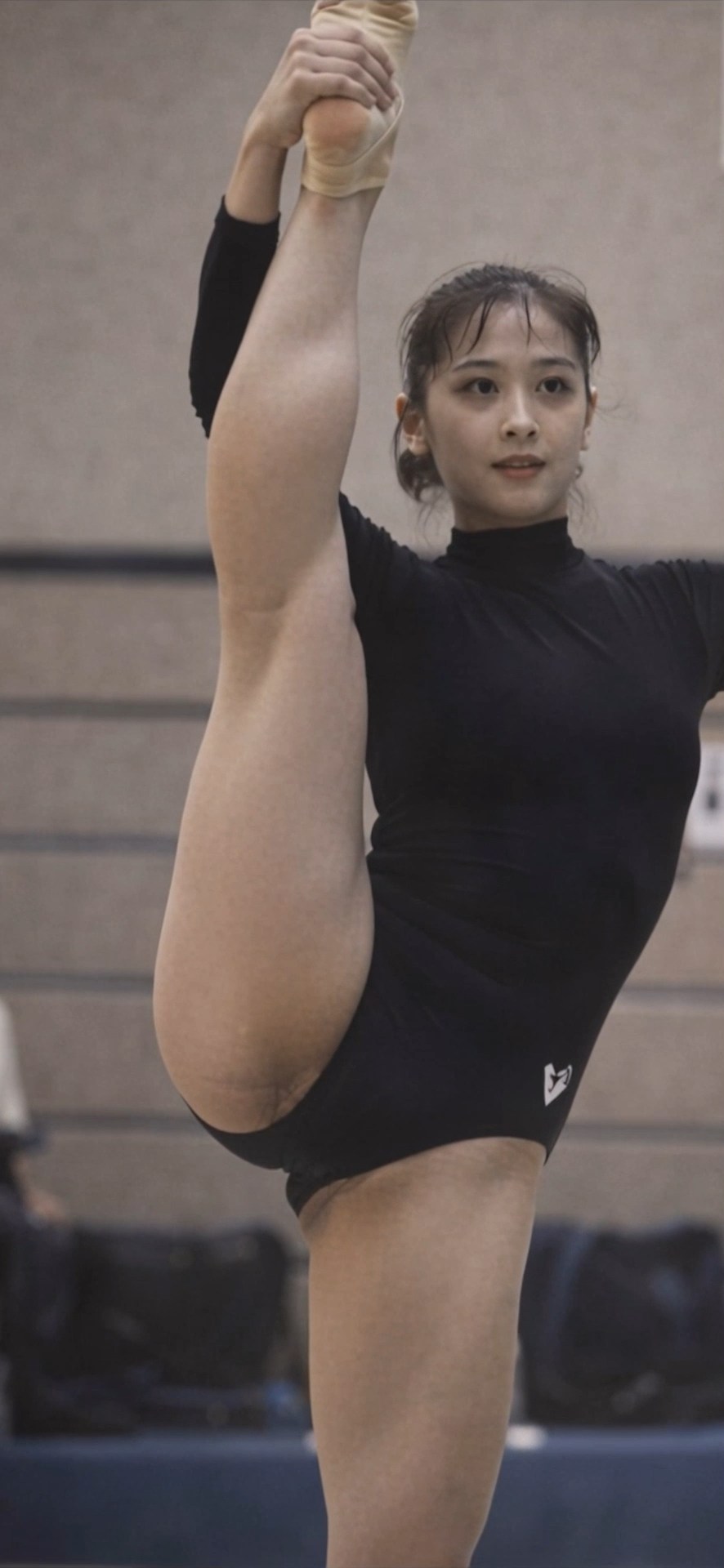 美人新体操選手が惜しげもなく右足を頭の高さまで上げる！　　