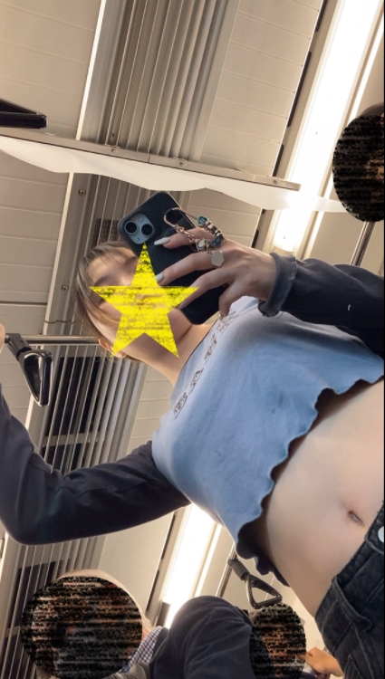 ハレンチな腹出し乳出し見せつけJD至近距離ﾛｯｸｵﾝ！