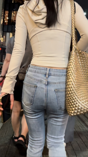 デニム女子コレクションVol.33 タイトな白のトップスに淡いブルーのフレアデニムがいい感じなお姉さん2連発！