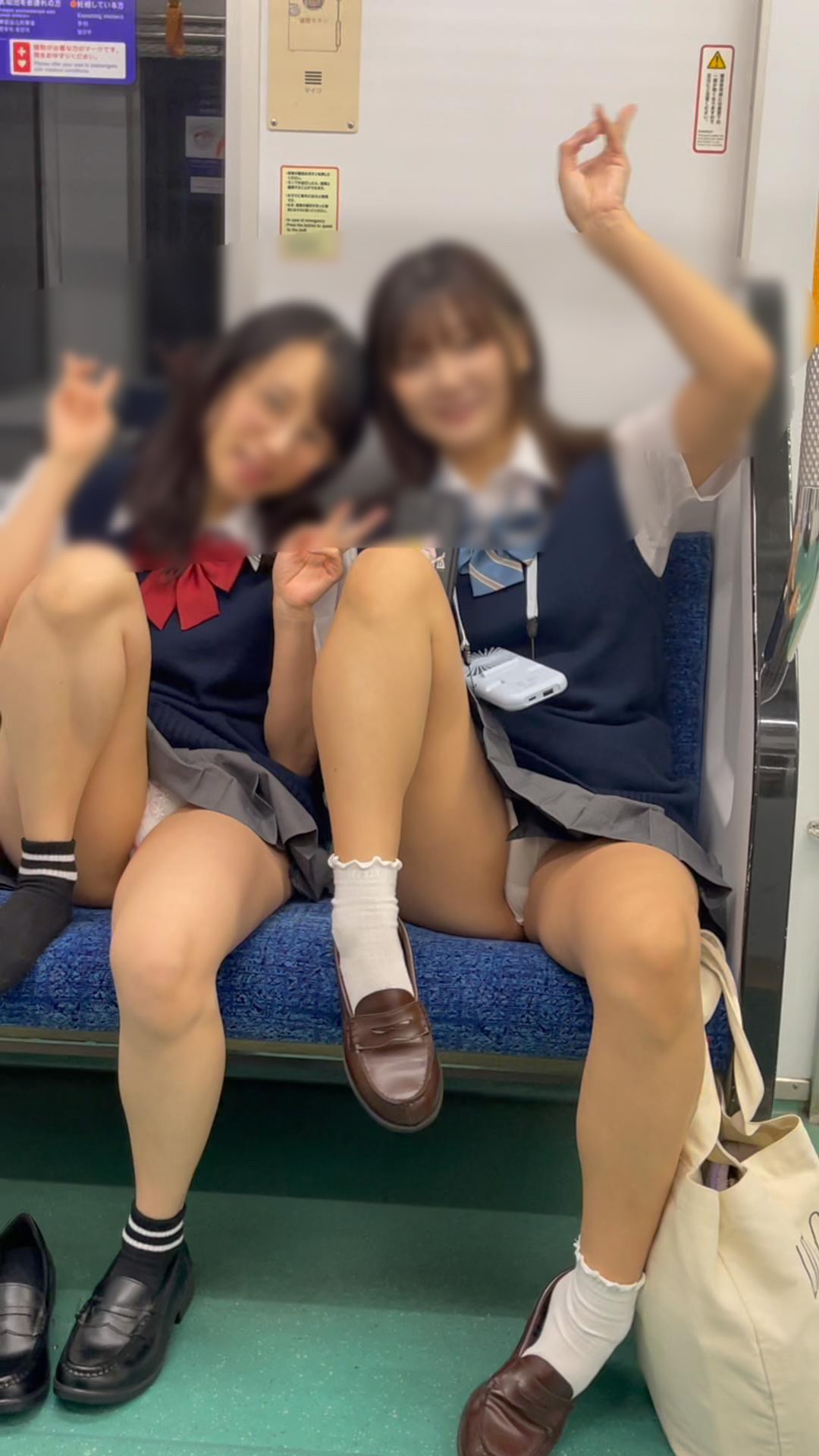 JK盗撮日記216　超久しぶりの二人組！！グレーのスカートが激カワな癒し系童顔JKを電車内で盗撮【※27分超撮影