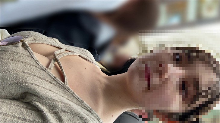 【再販】胸元をバックリ開けた巨乳OLの胸チラ動画 (/ω＼)