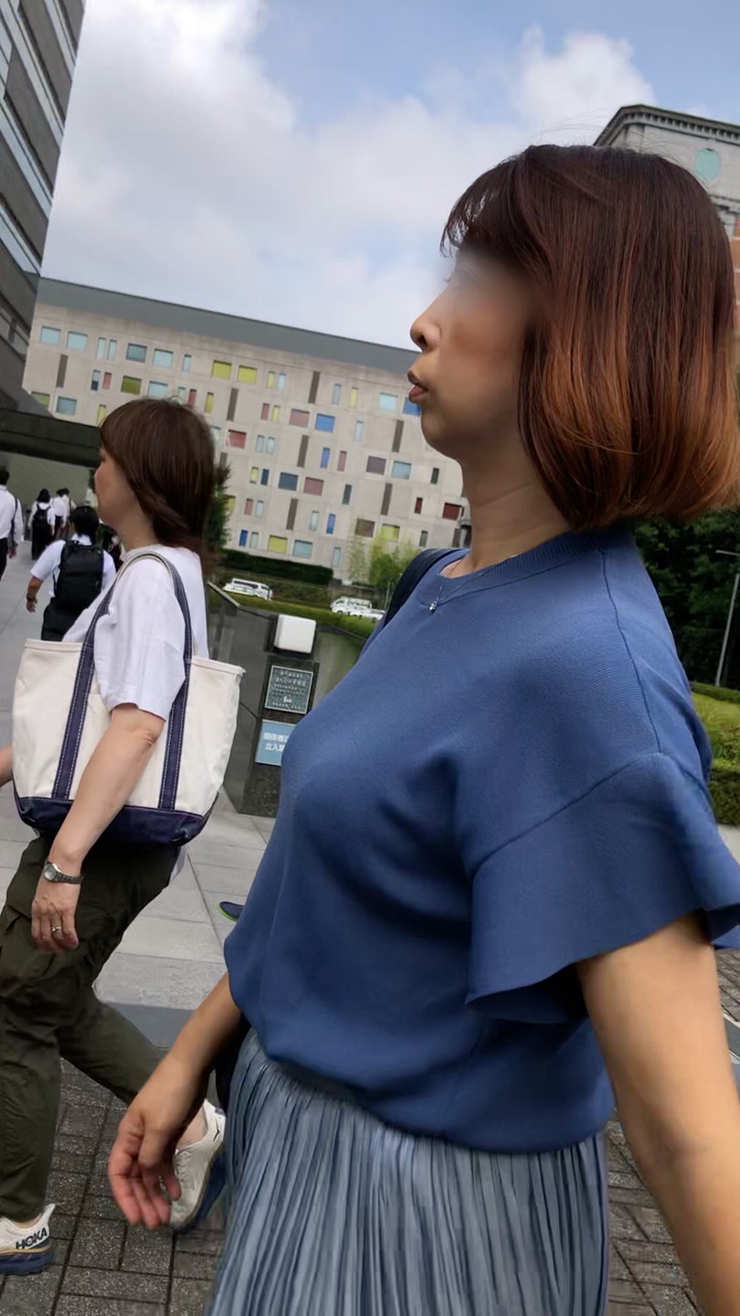 【横からの眺め384】色っぽい人妻風ＯＬのおっぱいを並走で！