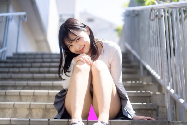 無防備すぎない？ 階段に座る「隙だらけ」な微笑み
