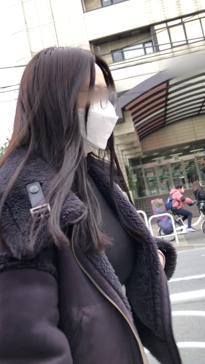 【横からの眺め393】インテリ系のセクシー美人ＯＬの巨乳を並走で！