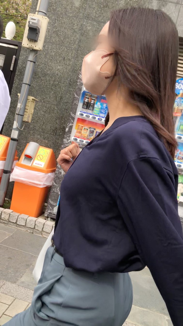【横からの眺め338】程よい肉付きの美尻と巨乳にロックオン！