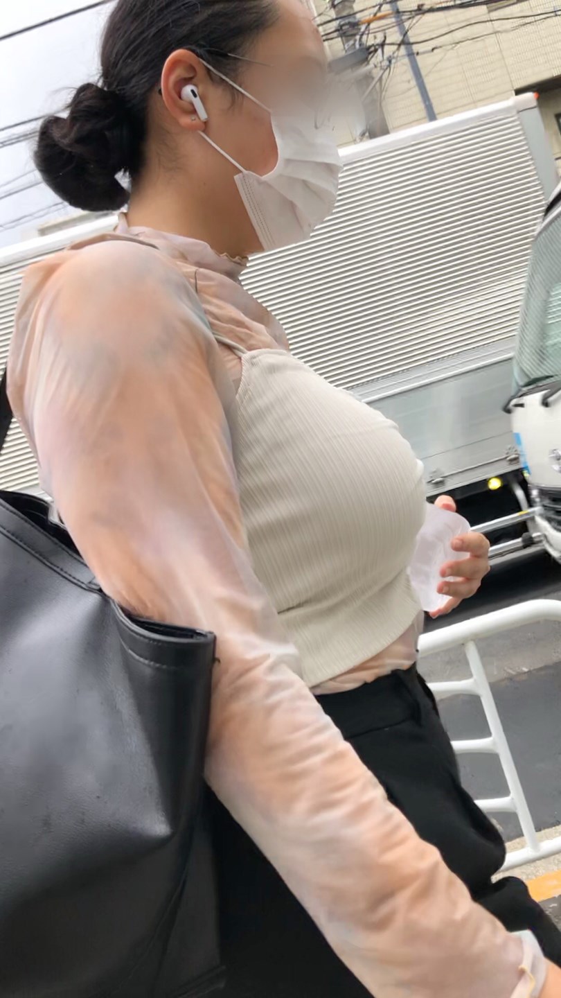 【横からの眺め389】推定Ｉカップの超爆乳ＯＬに釘付け！！