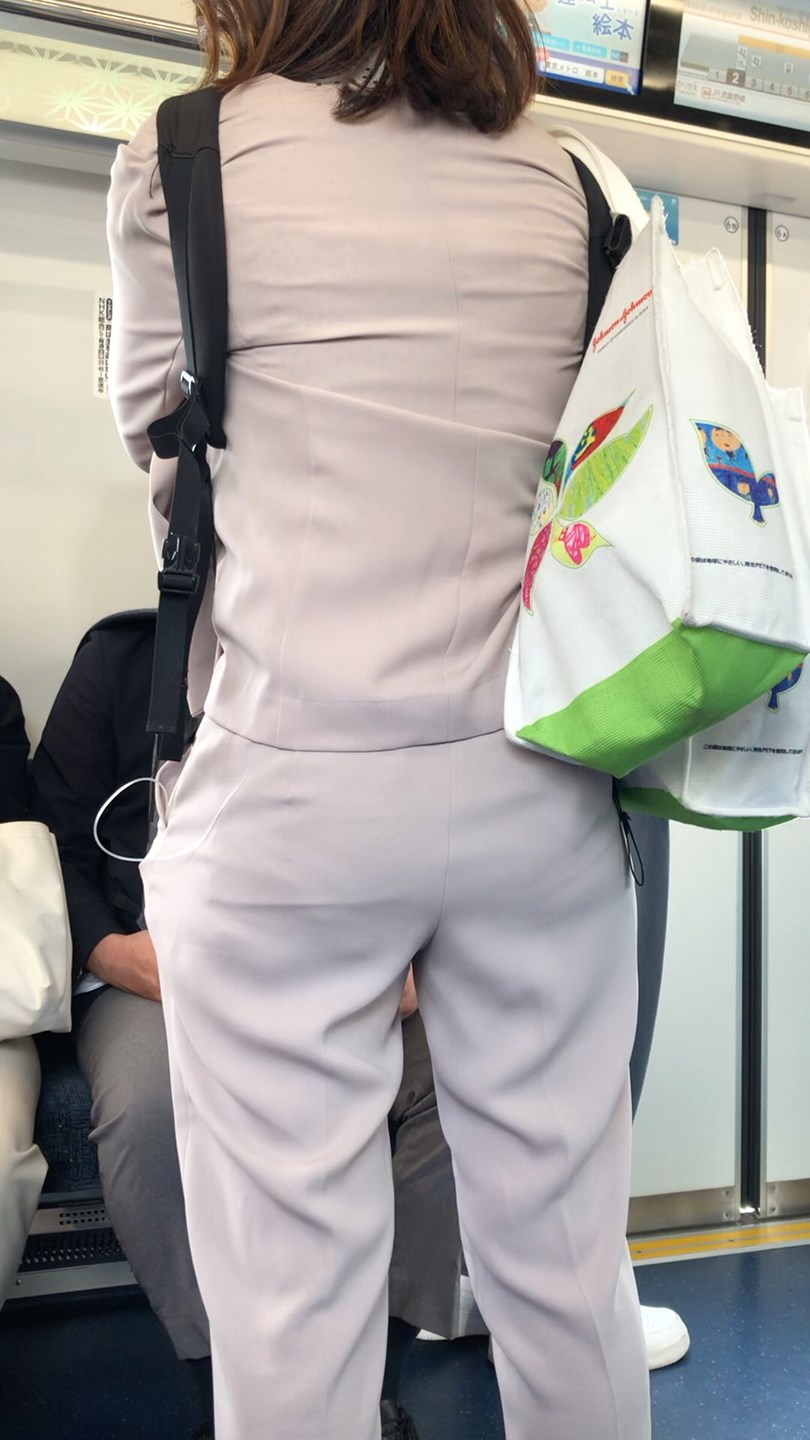 【後ろからの眺め28】パンツスーツのＯＬの柔らかそうなお尻を背後から観察！