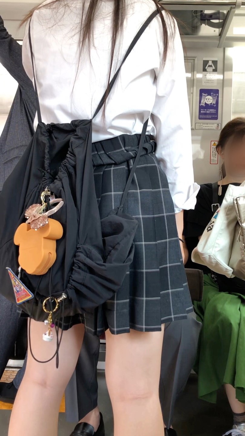 【放課後の眺め140】程よい肉付きのムチムチＪＫの生足を背後から！