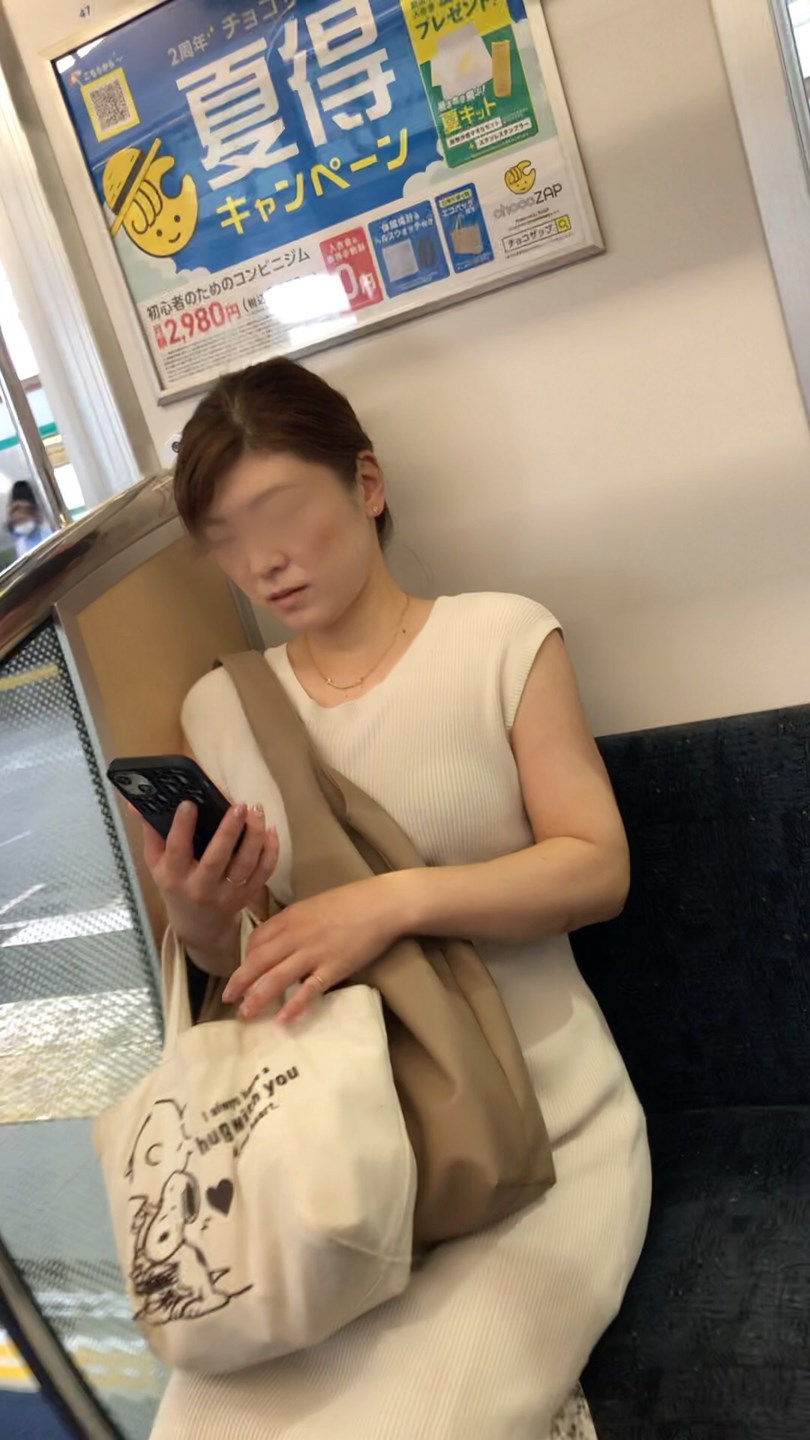 【正面からの眺め26】程よい肉付きの美人奥さまを電車内で観察！