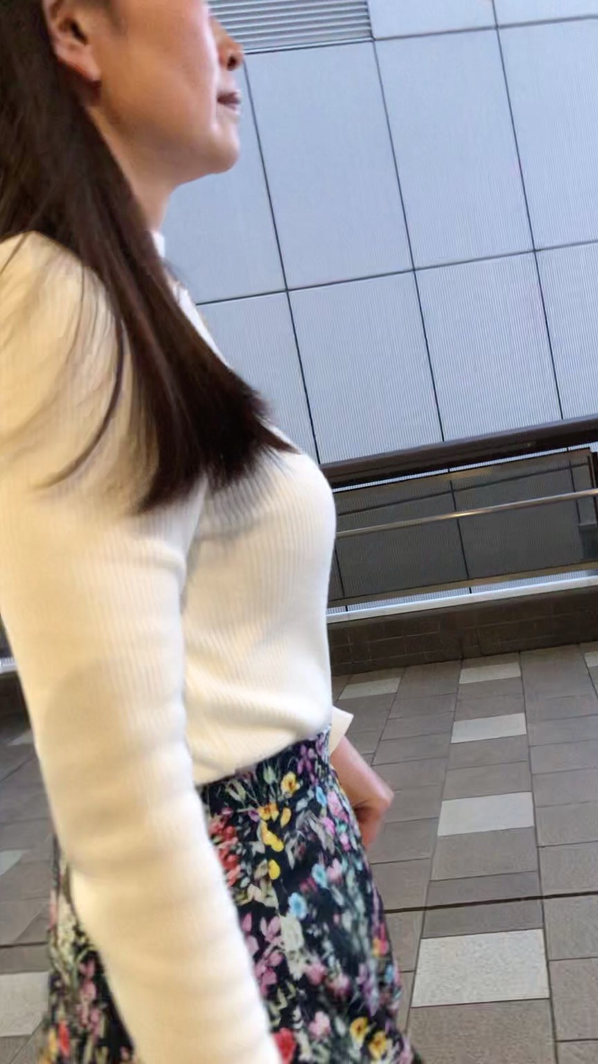 【横からの眺め346】スタイル抜群の巨乳熟女を並走で！
