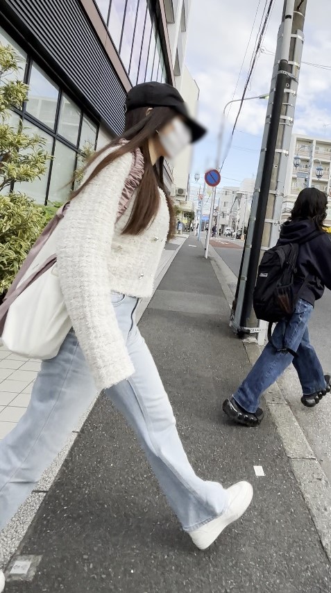 お嬢様学校に通う小柄なＪＤに隠された巨乳を横から視姦