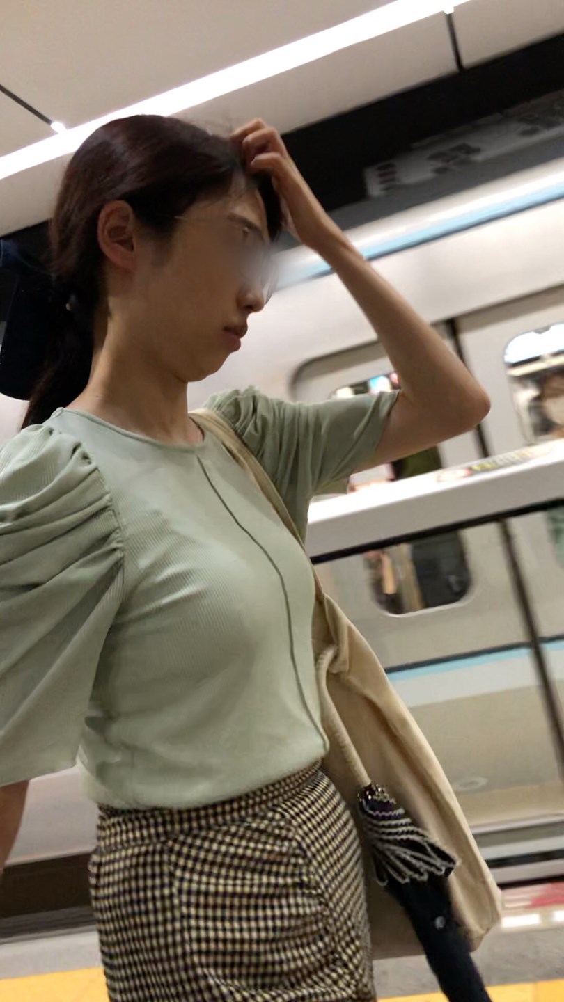 【横からの眺め379_ちっぱいver】真面目風のメガネＯＬのちっぱいを並走で！