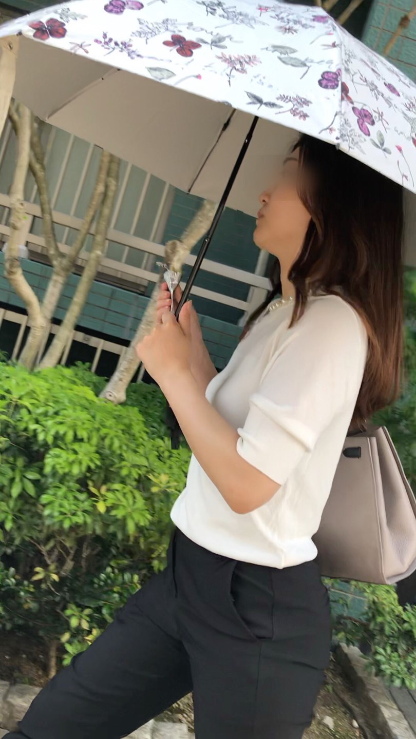 【横からの眺め386_ちっぱいver】プリっとしたお尻がセクシーなＯＬを並走で！