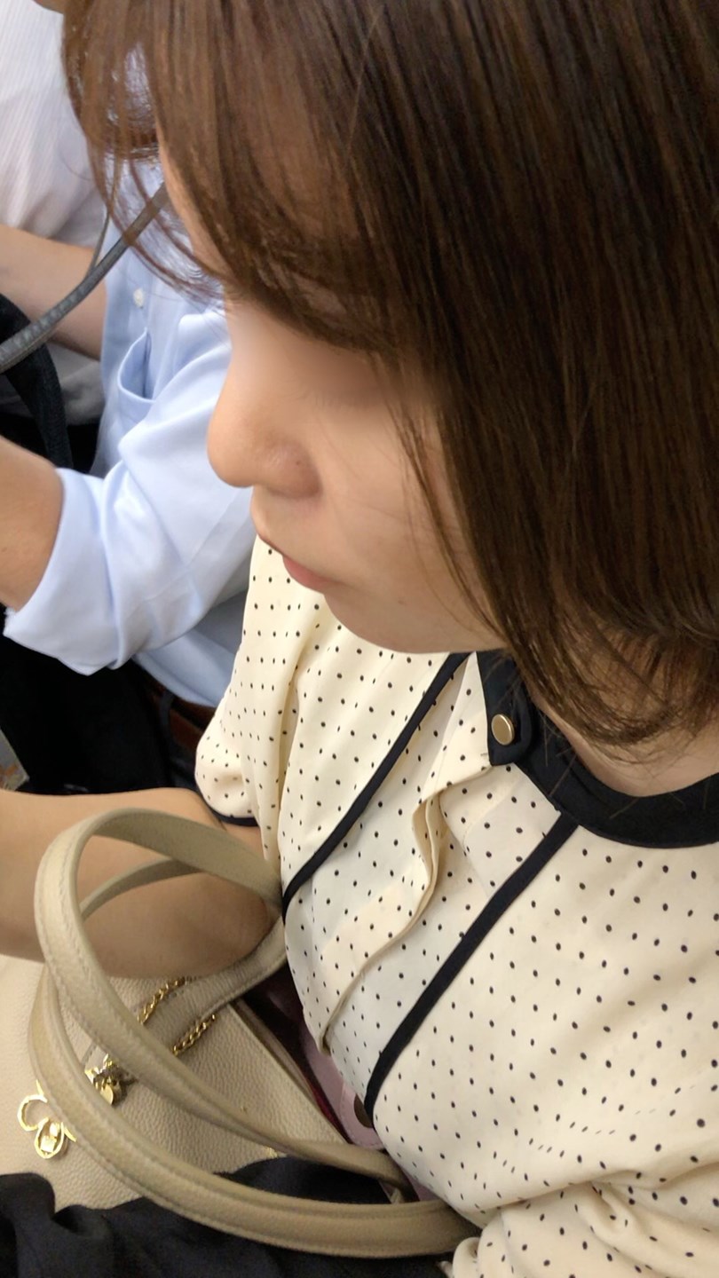 【上からの眺め70】清楚系のキレカワＯＬを超至近距離で観察！