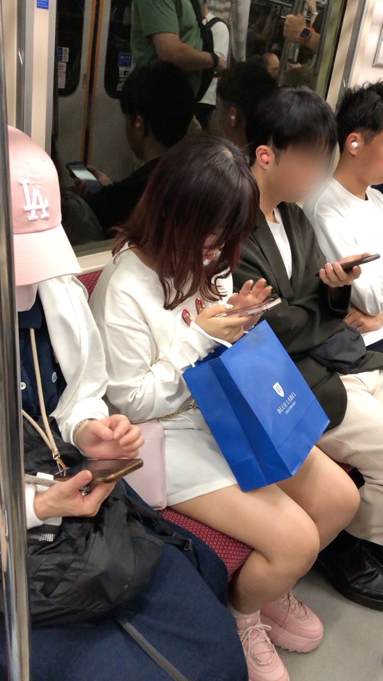 【上からの眺め49】ミニスカ生足のムチムチＪＤの太腿に大興奮！！