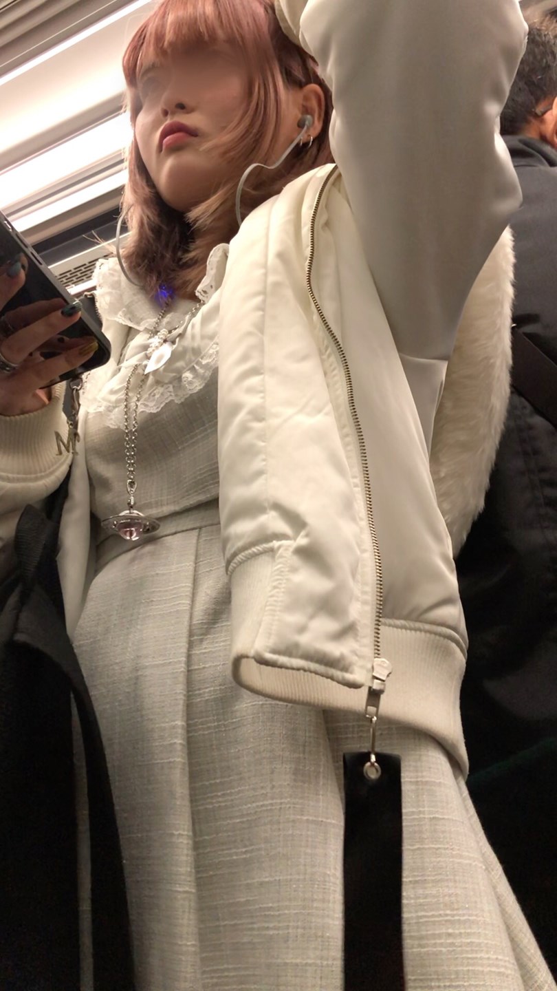 【下からの眺め105】ミニスカニーハイのムチムチギャルを下から観察！