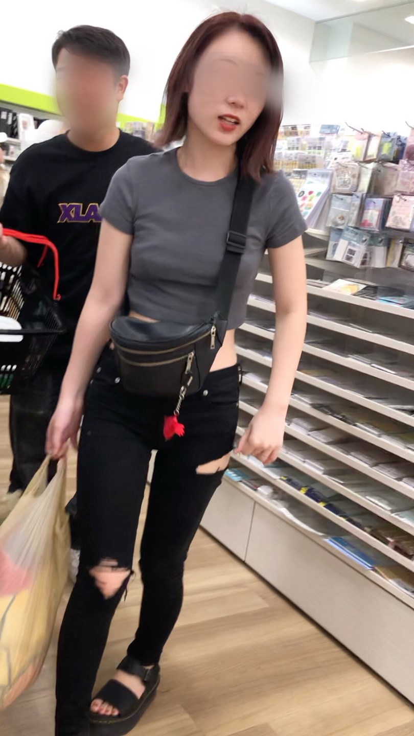 【お買い物中の眺め105_ちっぱいver】露出度高めのお姉さんを店内で追い回し！