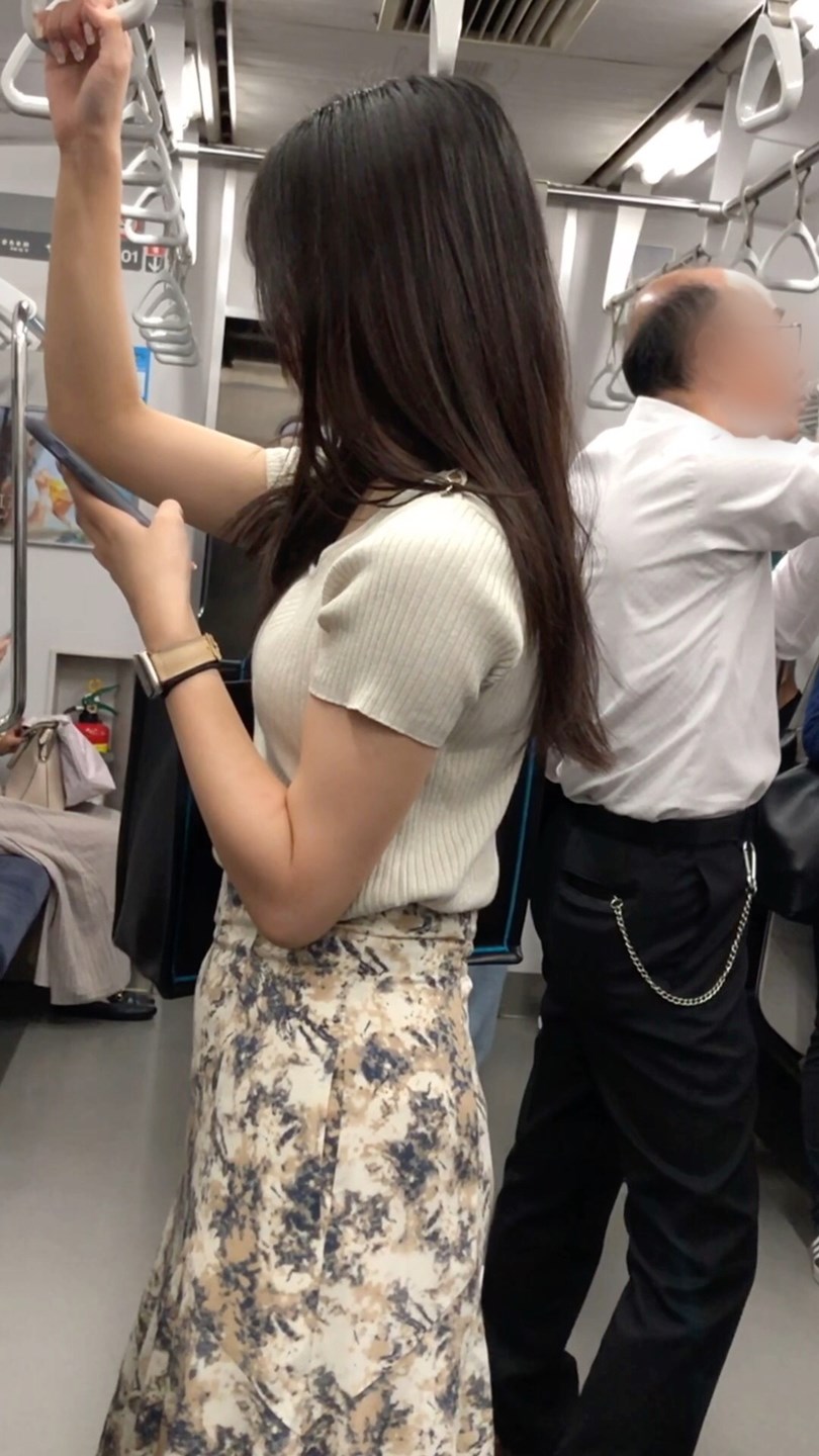 【すぐそこの眺め165】清楚系ＯＬの美乳を電車内で観察！