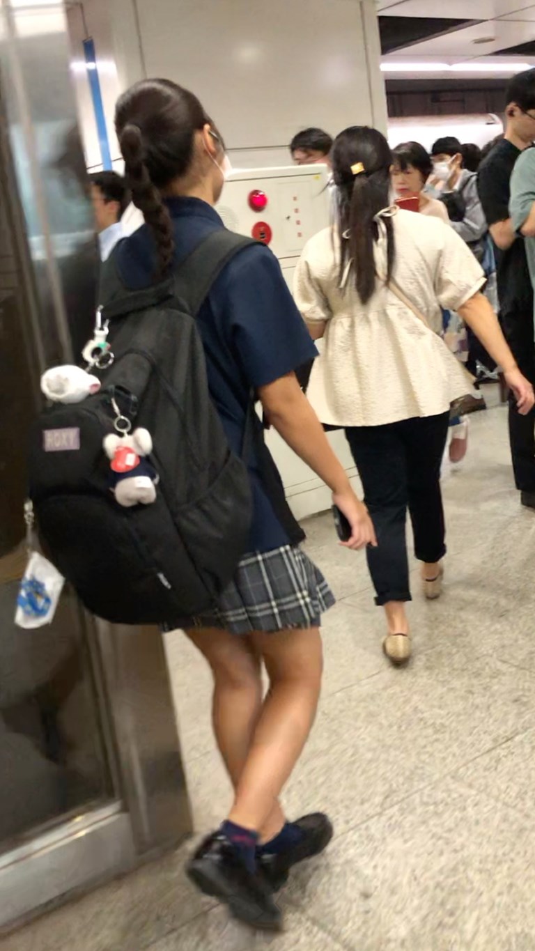 【放課後の眺め126】黒髪の真面目風ＪＫを電車内で至近距離から！