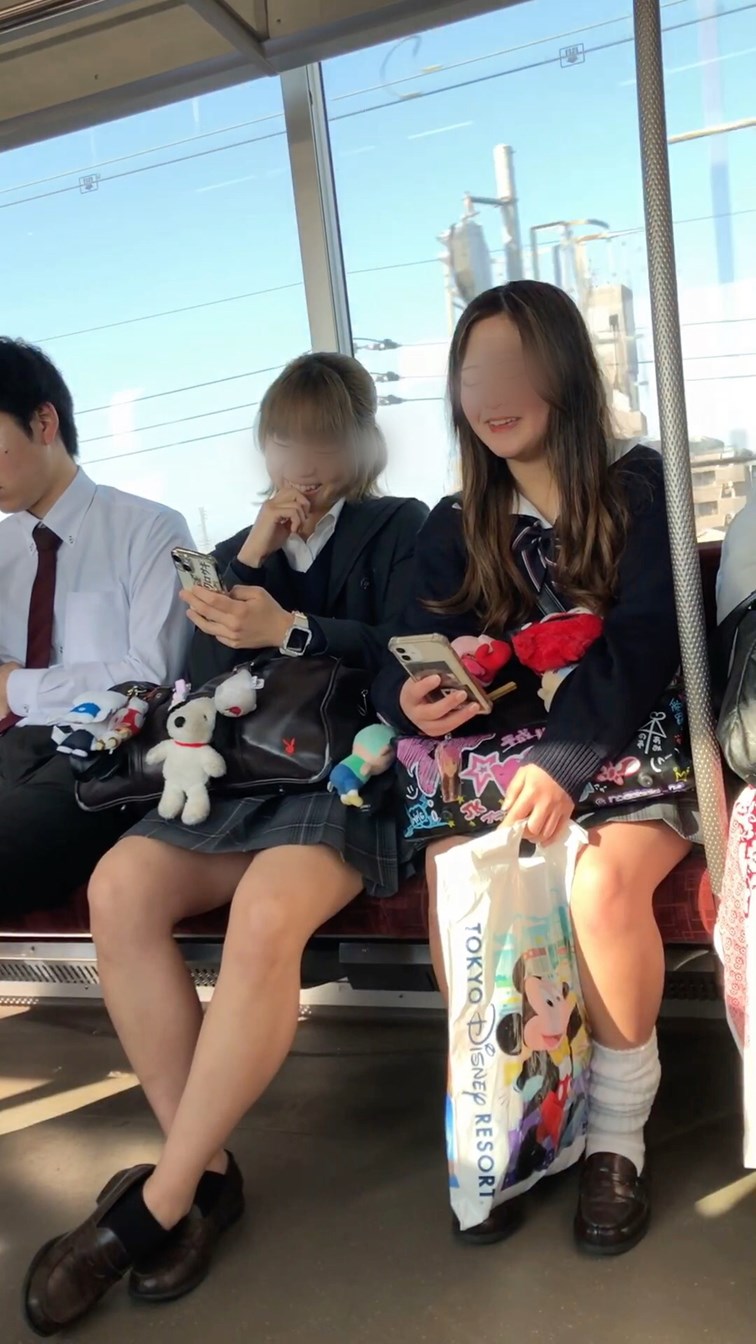 【放課後の眺め144】二人組の制服ＪＫの生足を電車内で観察！