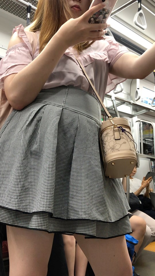 【下からの眺め104】ムチムチボディのセクシーＪＤを下から観察！