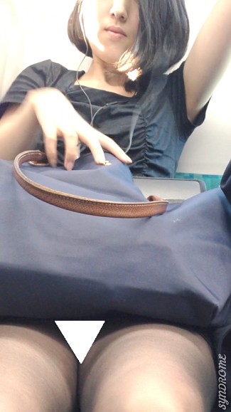(電車対面）(顔出し）ムチムチ…むちむち…タイトミニワンピから黒のパンストに包まれたふとももをむき出しにしちゃう…OL奥さま観察