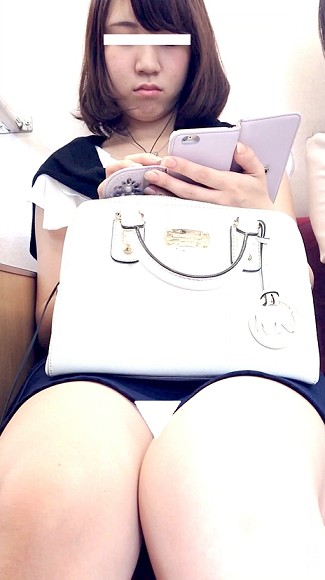 (電車対面）(顔出し）下から送られる熱視線が気になり過ぎちゃって…戸惑い…狼狽するご様子が可愛すぎちゃった女子大生お姉さん観察記