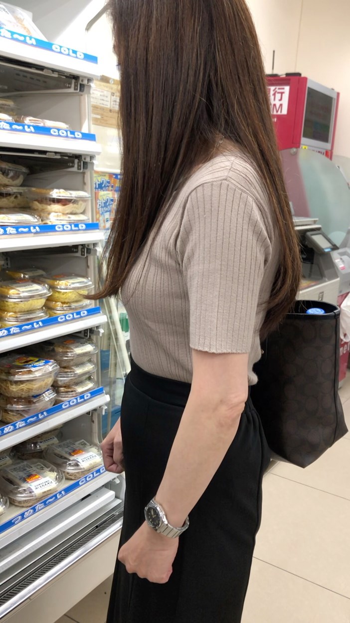 【お買い物中の眺め104】色気が溢れる人妻風ＯＬを店内で追い回し！