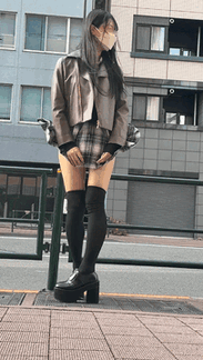 このチェックのミニスカはなんでこんなにめくれやすいんだろ(｡･･｡) ？