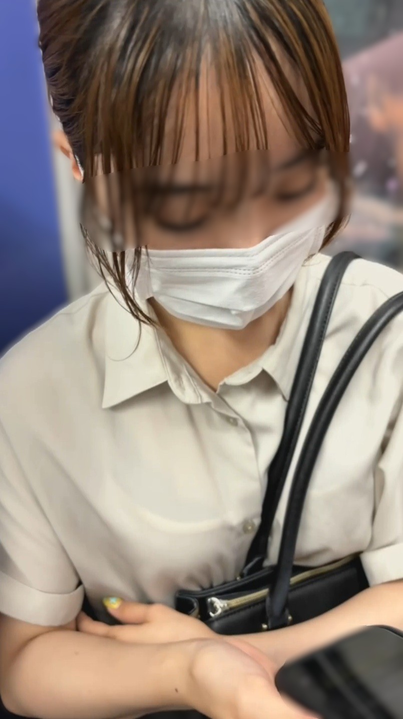 街の風景５　ちっぱいが可愛い美人ＯＬのキャミ線＆ソフトパイスラに萌え