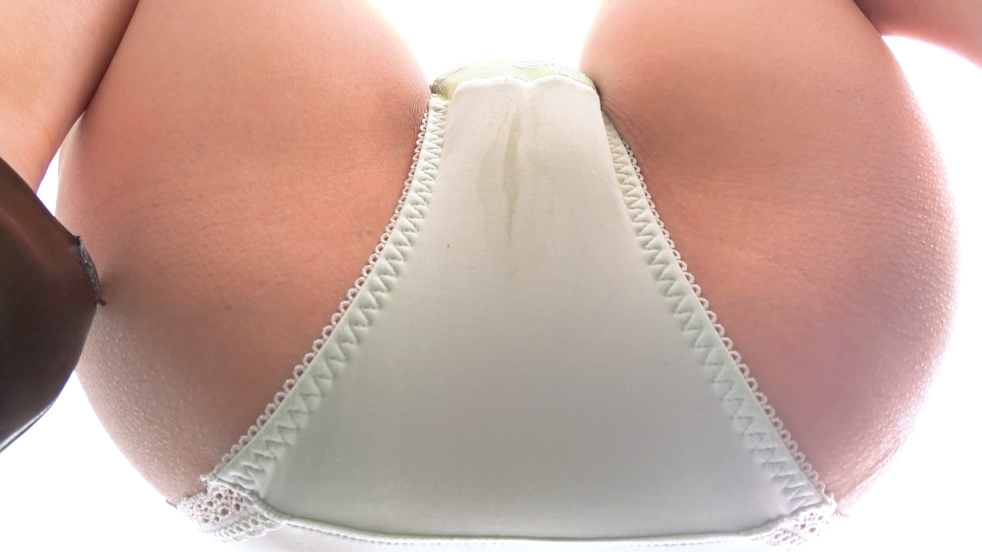 【再販】見上げて見るムチムチOLお姉さんのシミパン生着替え