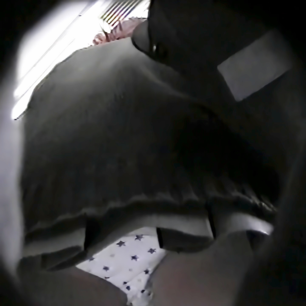 【制服JK】周りにバレないように忍ばせたカメラが背後から迫る瞬間