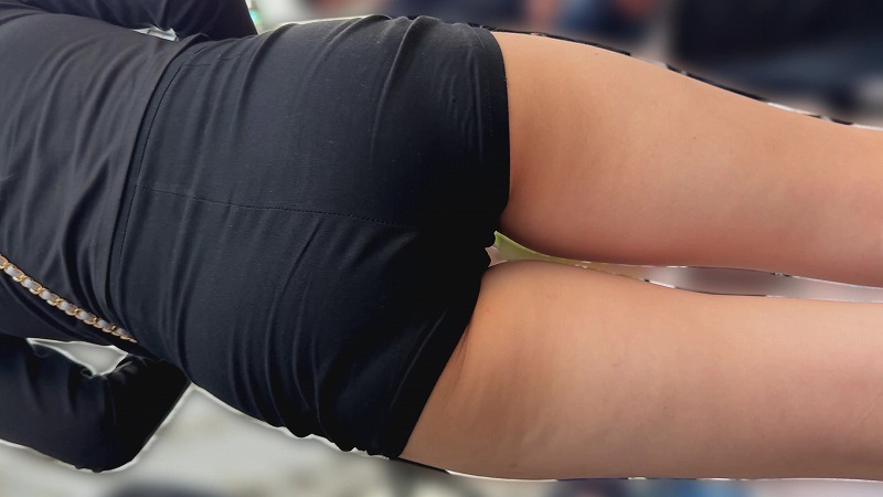 【再販】マン筋が分かるくらいタイトなホットパンツからの美尻(/ω＼)