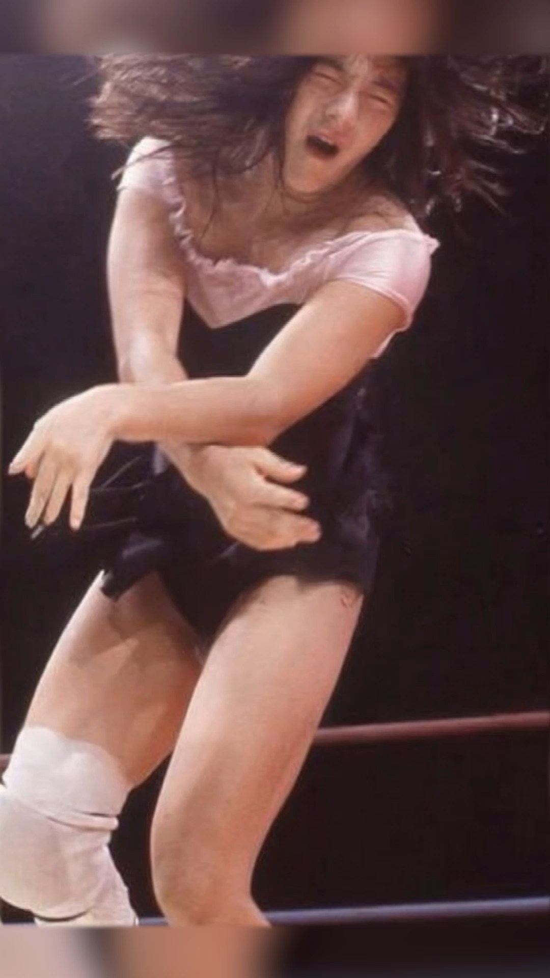 期待の新人アイドル女子プロレスラーが防戦一方　スカートをめくられ嫌がりながら股間丸出しでダウン