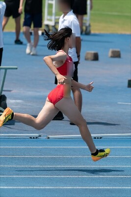 陸上競技　400ｍ準決勝　赤、紫橙、水色橙のユニフォームの選手に注目しました。