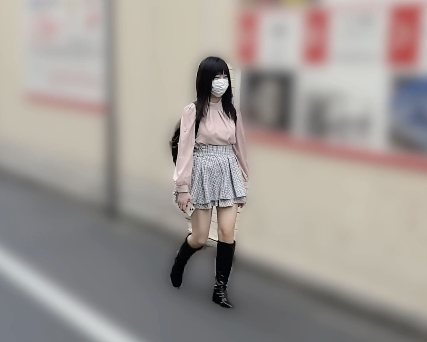 【逆さ撮り】白いミニスカートを身にまとった女の子のスカートの中は…