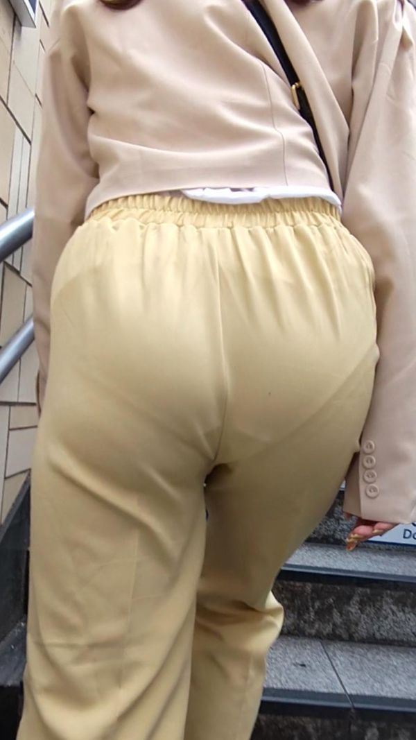 【再販】プリケツに張り付いたパンツから透けちゃっている下着がとにかくエロい！