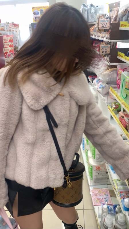 逆さ撮り☆朝帰りの低身長キャバクラ嬢のやらしいパンツをじっくり拝見♡