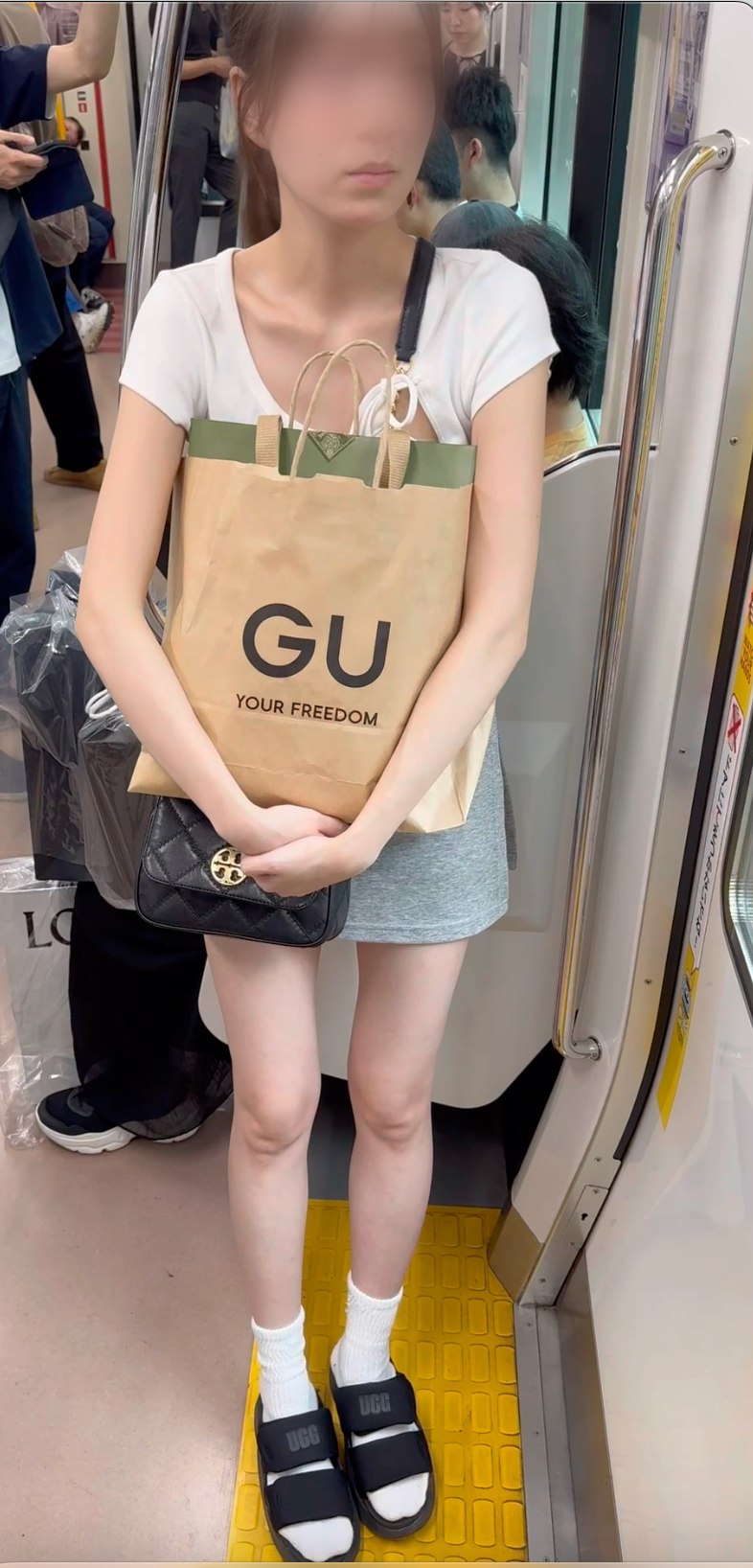 【再販】ミニスカからの立位対面美脚にズームイン！彼氏に夢中なS級美人お姉さんの生脚美脚